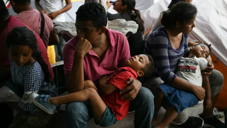 Solicitantes de asilo hondureños pasan el tiempo en un campamento improvisado cerca del puerto de entrada de EEUU, en el Puente Internacional Gateway en Matamoros, Tamaulipas, México. Imagen, Reuters.