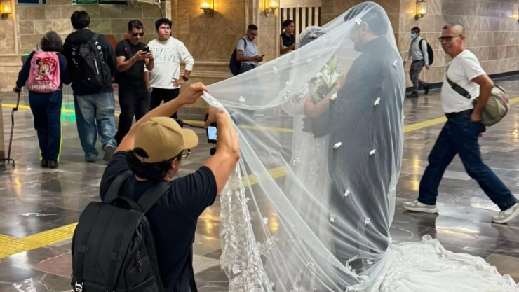 novios-realizan-sesion-fotos-boda-en-el-metro-hidalgo-cdmx-y-se-vuelven-virales-redes-sociales