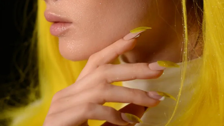 Los 3 tonos de uñas para el Día de las Madres que son elegantes, frescas y serán tendencia el 10 de mayo Amarillo Mantequilla