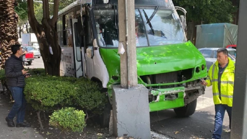 Una unidad de transporte público se impactó contra un poste en la alcaldía Benit Juárez, CDMX, dejando 8 personas heridas.