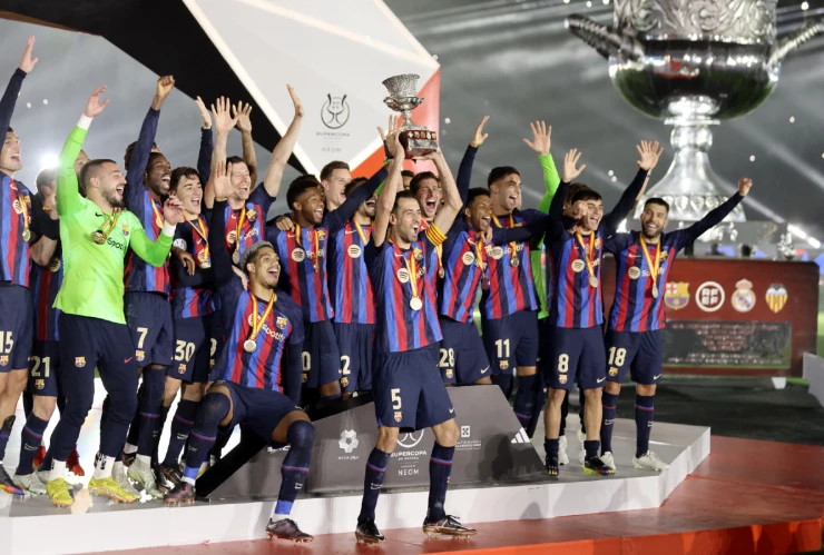 El Barcelona levanta la Supercopa de España