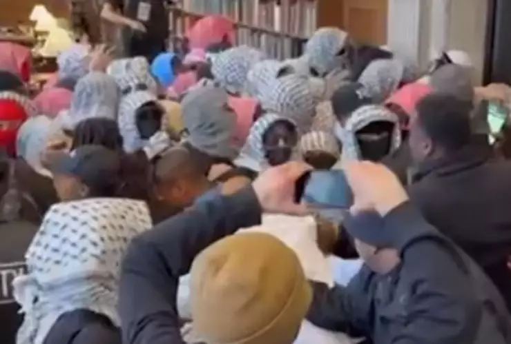 Manifestantes a favor de Palestina proponen renombrar la Biblioteca de la Universidad de Columbia