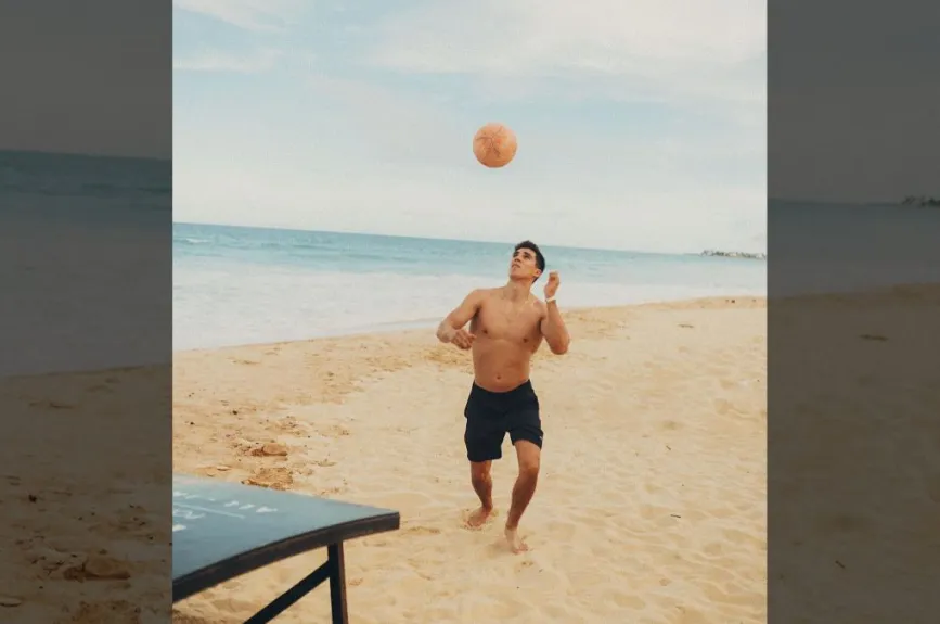 Daniel en la playa.jpg