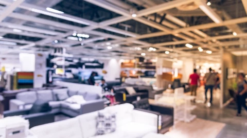 Un local de muebles por dentro.