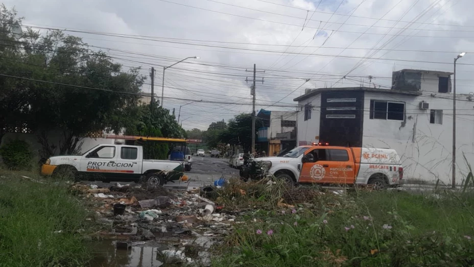 Hombre queda atrapado bajo losa. 