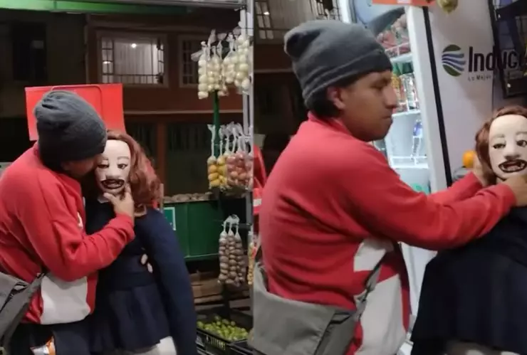 VIDEO Joven con familia de trapo desmiente su muerte; es solo bullying