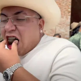 Influencer mastica excremento de caballo para sorprender a Eduin Caz | VIDEO