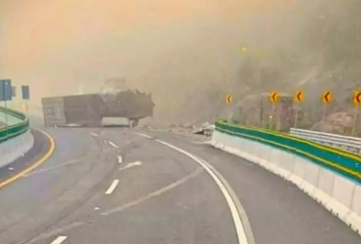 Cierre de circulación por volcadura en la autopista La Pera - Cuautla este 5 de marzo