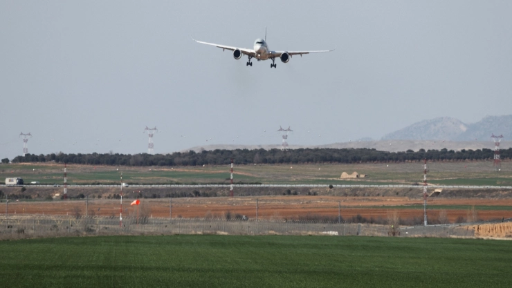 España cierra espacio aéreo a aeronave de EU por guerra entre Irán e Israel
