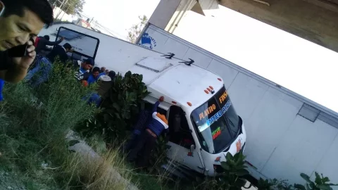 Volcadura de autobús en autopista México-Puebla deja 20 lesionados