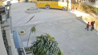 Hermanas son arrolladas tras bajar de un autobús escolar en Rampur; una pierde la vida