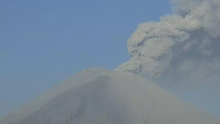 Popocatépetl continúa con vibraciones acompañadas de emisiones de vapor de agua, gas y ceniza