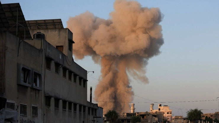 El bombardeo israelí al hospital Nasser en Gaza dejó nuevos muertos. El saldo de la ofensiva supera los 62 mil desde 2023, con miles de heridos.