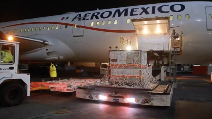 Llegó nuevo cargamento de sustancia activa de AstraZeneca desde Argentina para su envasado