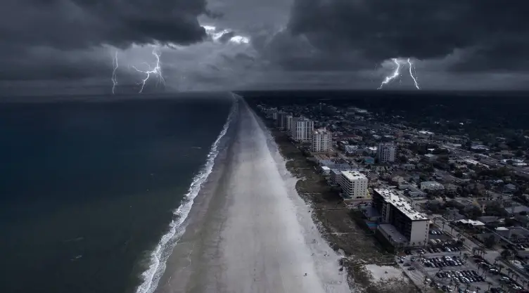 La costa de Florida con nubes grises y truenos
