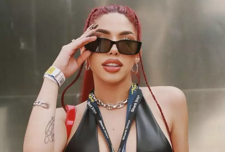 Yeri Mua arremete en contra de Ángela Aguilar y defiende a Cazzu