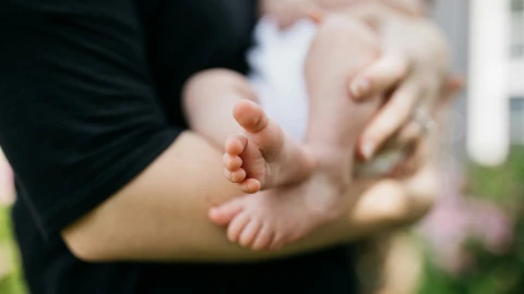 La razón por la que una mujer amamanta a su esposo de 30 años de edad