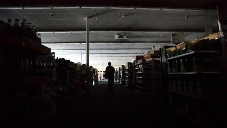 El supervisor de turno James Quinn recorre una farmacia CVS a oscuras en Sonoma, California, 9 de octubre de 2019. Imagen, AP.