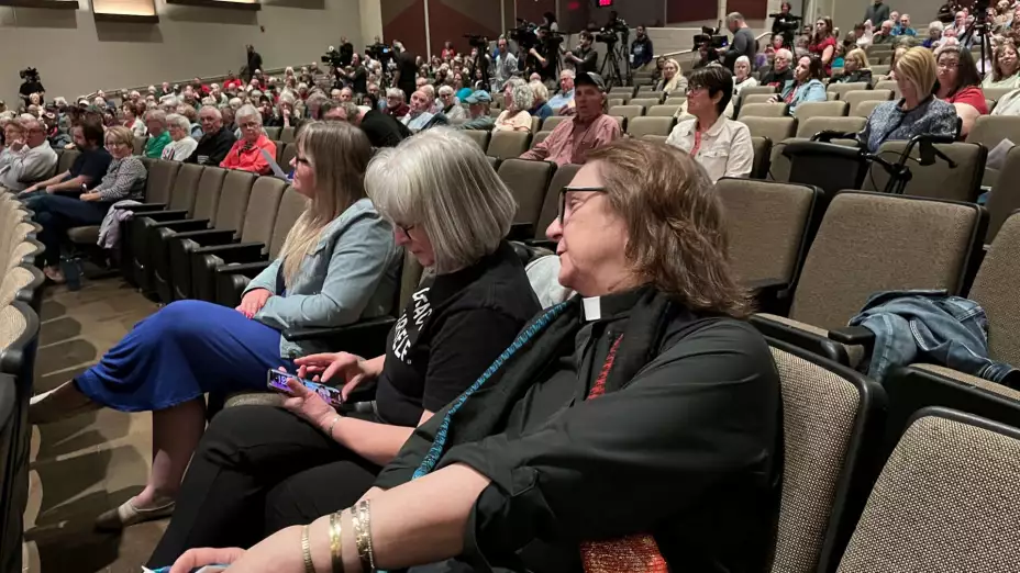 Personas en una asamblea ciudadana en Columbus, Nebraska