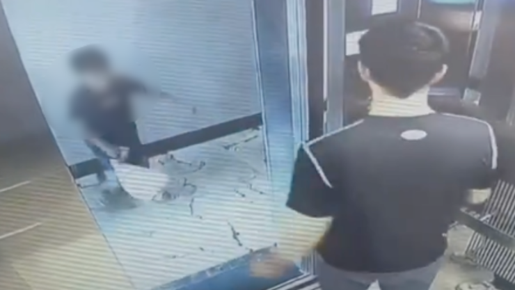 Captan AGRESIÓN de un joven a un menor dentro de un elevador