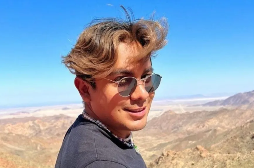 Ricardo con lentes.jpg