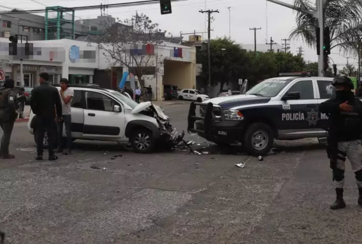 VIDEO: Auto se impactó con patrulla y la unidad canina K9 escapó