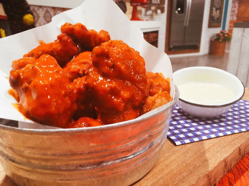 Boneless de pollo con salsa picante y aderezo, cocineros mexicanos