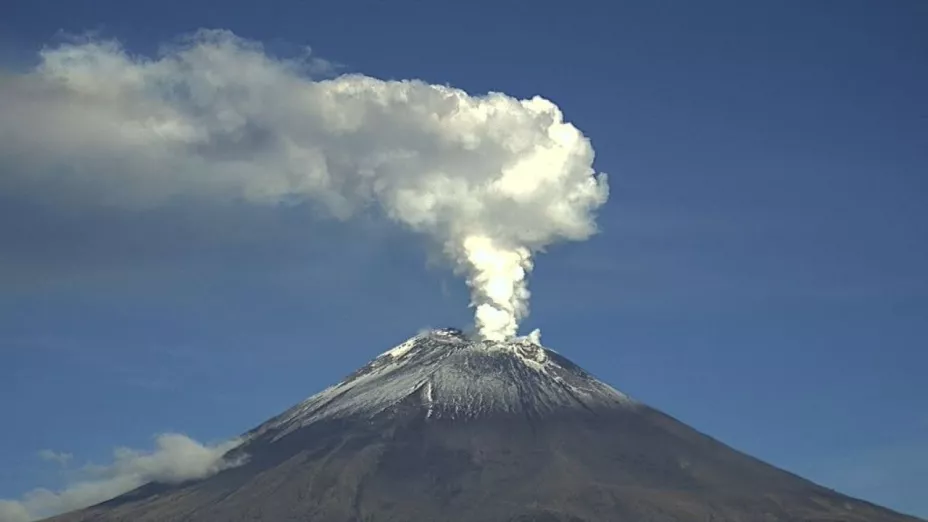 Captan ovnis saliendo del cráter del volcán Popocatépetl
