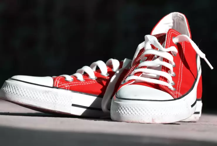 ¿Por qué usuarios de TikTok ponen los zapatos en forma de cruz antes de dormir?