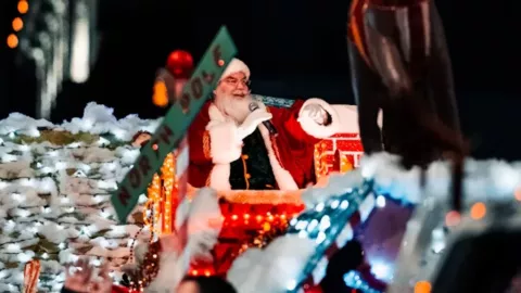 fechas horarios y ubicaciones de los desfiles navideños en querétaro 2024.jpg