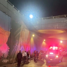 Choque CDMX HOY: ¡Volcadura emergencia Navidad! Auto jóvenes disparado desnivel Oceanía