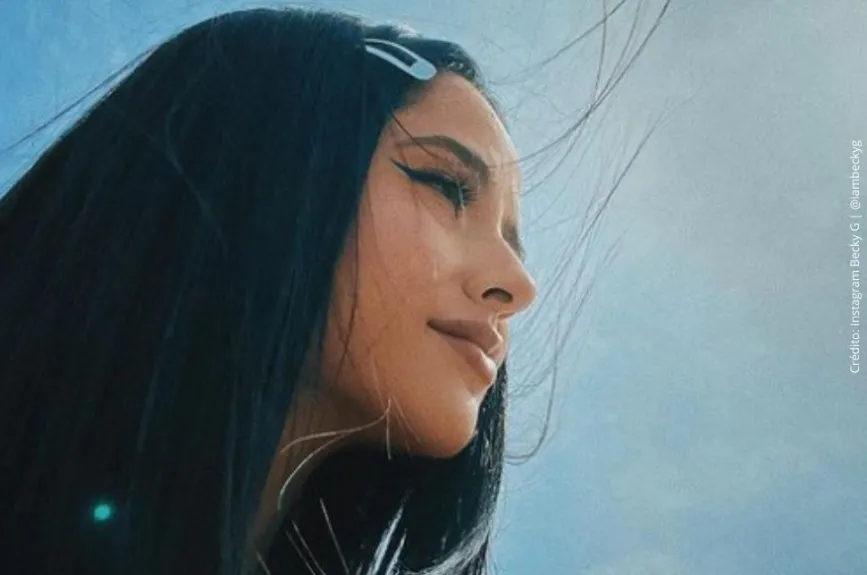 Becky G con el aire en la cara..jpg