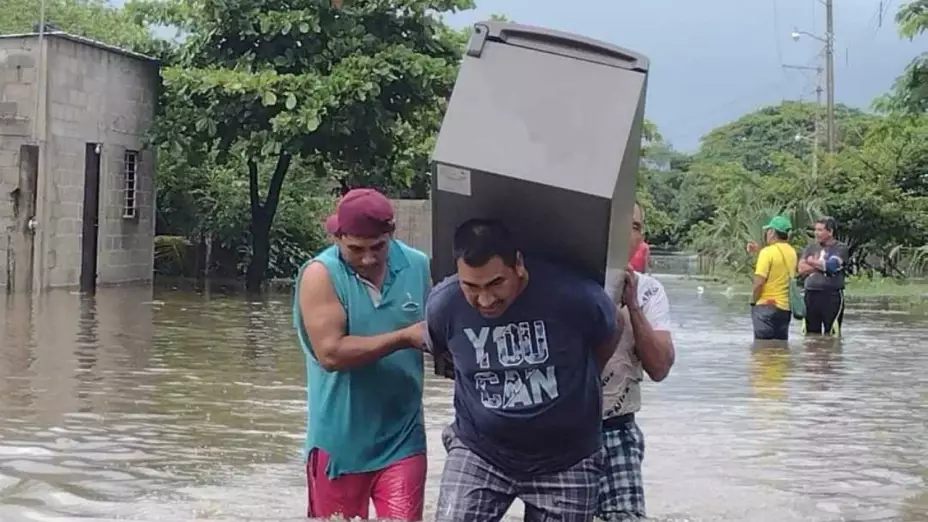 Las autoridades pidieron a los pobladores refugiarse en los albergues.