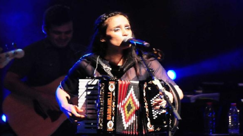 Julieta Venegas emotiva en Fiestas de Octubre