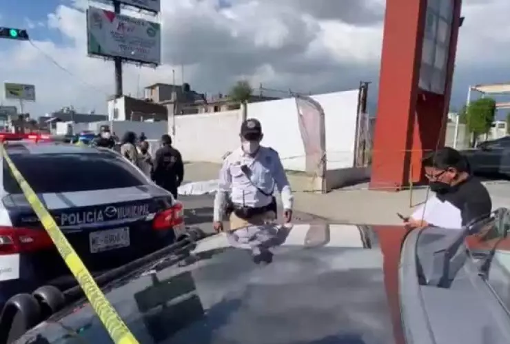 Un presunto ladrón fue asesinado por un escolta al momento que pretendía asaltar a comensales de un restaurante en Metepec, Edomex.