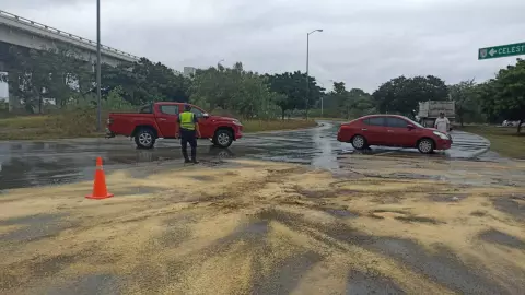 ÚLTIMA HORA Fuerte accidente vehicular deja derrama de diésel en la Carretera Mérida-Tetiz hoy