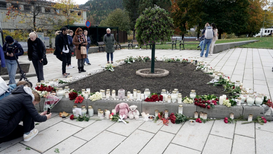 Homenaje a víctimas asesinadas con flechas en Noruega.