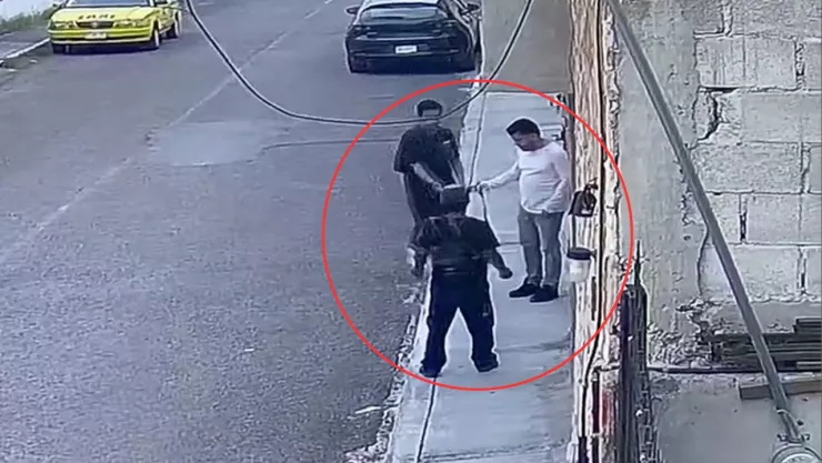 VIDEO: Captan el momento en que hampones asaltan en el centro de Querétaro