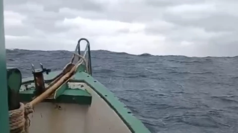 ¡De terror! Pescadores enfrentan a la FURIA DEL MAR tras llegada del Frente Frío No. 30; su barca sufrió daños