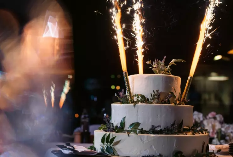 49 ideas de pastel de bodas que puedes tomar como inspiración: desde sencillos hasta muy elaborados.