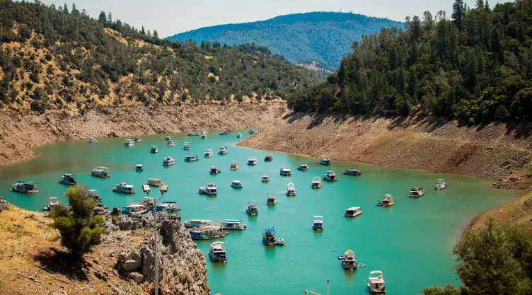 El fascinante lago de Oroville en California que alcanzó su máximo tope.