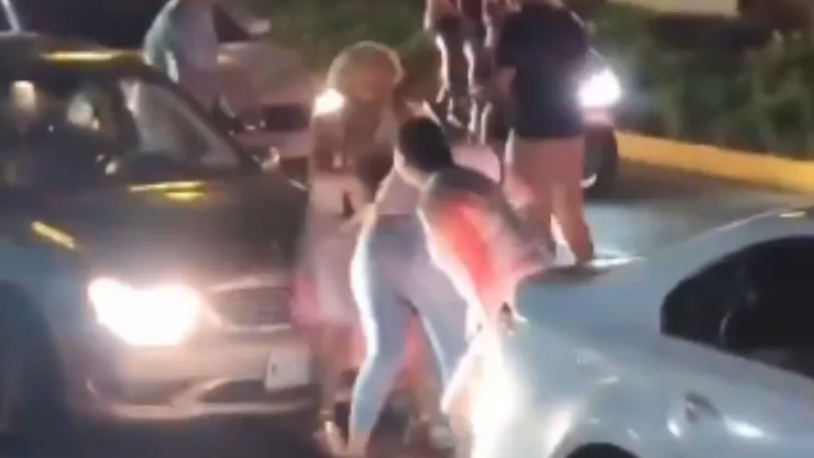 ¡Fuertes imágenes! Captan a pareja de abuelitos peleando contra jóvenes en plena vía pública en Acapulco