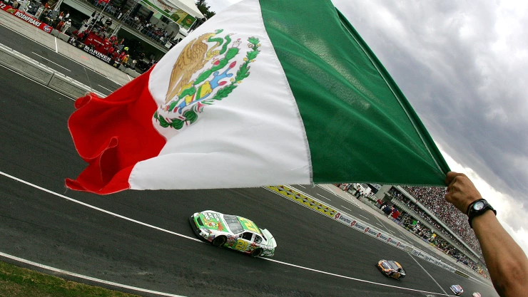 Fotografìa de bandera mexicana ondeando en el Autoódromo Hermanos Rodriíguez.