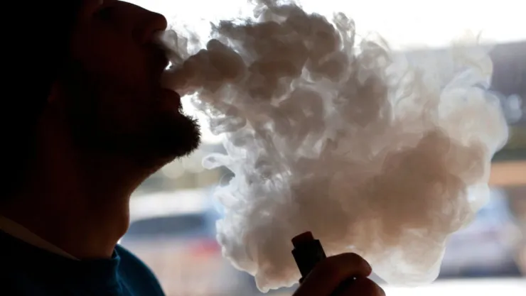 El vapeo y algunos saborizantes, incluso sin nicotina, desencadenaron una disfunción en células saludables que recubren vasos sanguíneos humanos. Imagen: AP