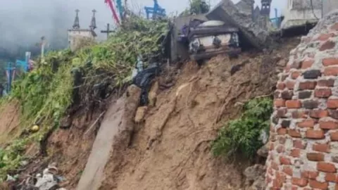 Tumbas al descubierto tras derrumbe