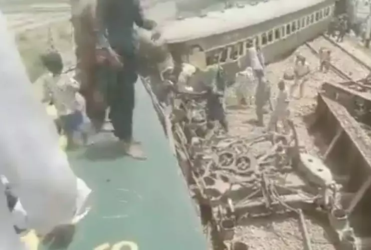 Descarillamiento de tren en Pakistán deja 30 muertos