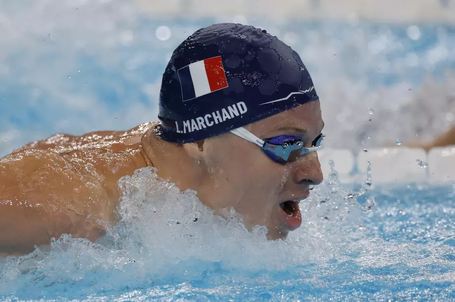 Leon Marchand gana y rompe marca de Michael Phelps