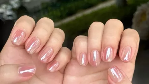 Las uñas rosas con un toque metalizado siguen siendo limpias, pero modernas