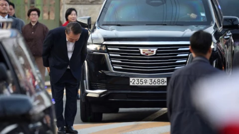Yoon_Suk_Yeol_agradece_fallo_liberacion_centro_detencion_seul_ley_marcial_presidente_corea_sur_inclinado_detras_camioneta