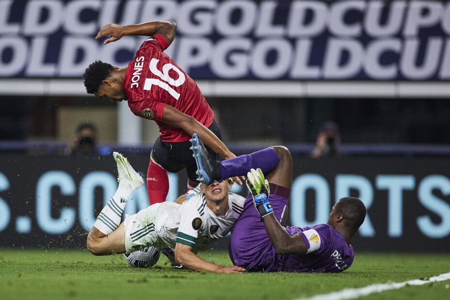 Hirving Lozano sufre escalofriante lesión